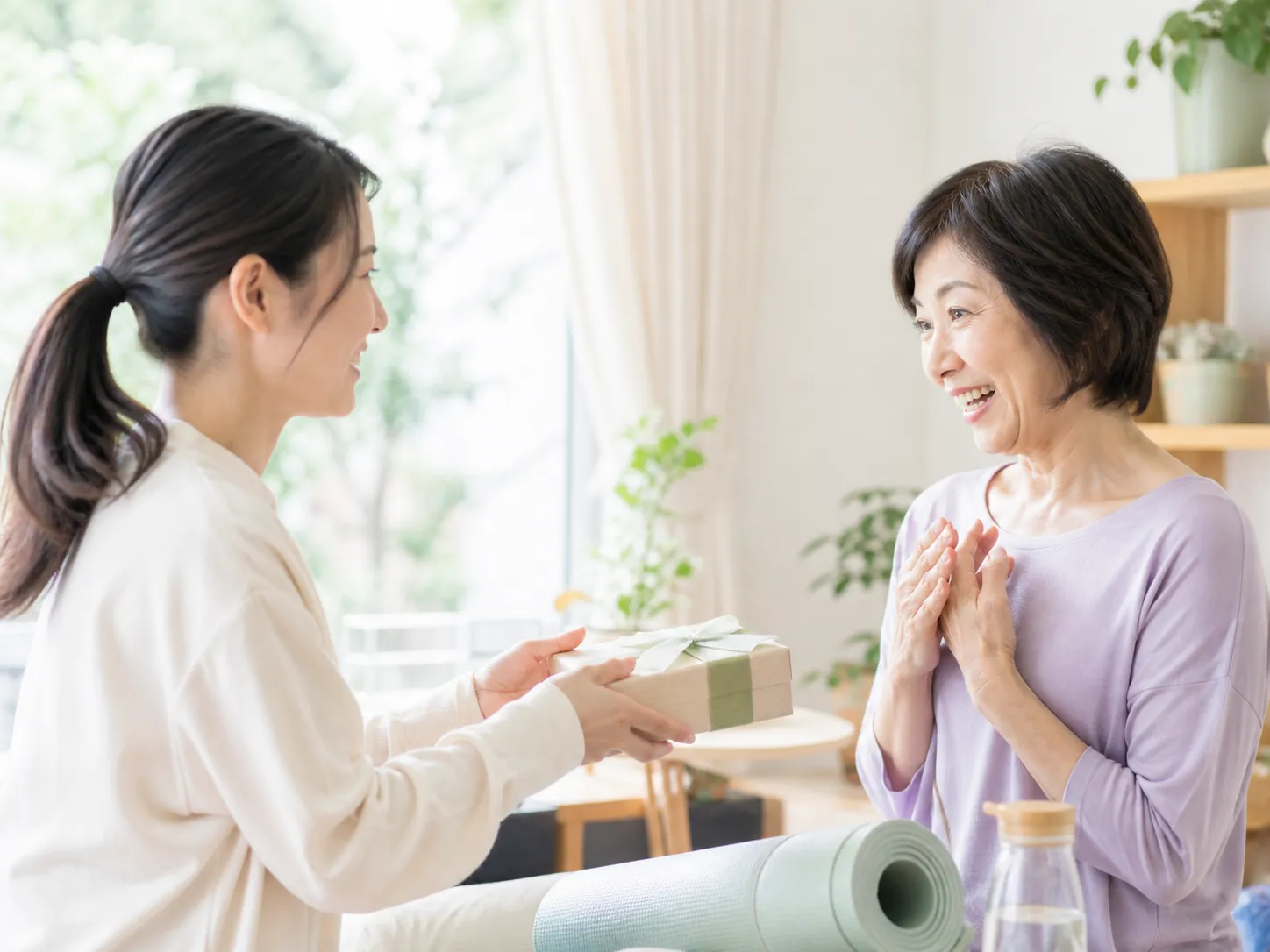 チャレンジの達成を喜ぶ瞬間に、感謝の贈り物を手渡す家族